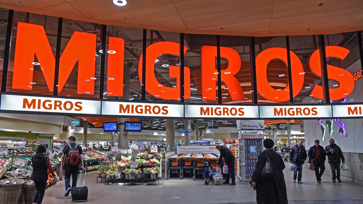ARCHIVBILD ZUM UMSATZ DER MIGROS IM GESCHAEFTSJAHR 2021, AM DIENSTAG, 18. JANUAR 2022 - Das Migros Logo beim Ladeneingang, fotografiert am Samstag, 17. Februar 2018, am Flughafen Zuerich. (KEYSTONE/Me ...