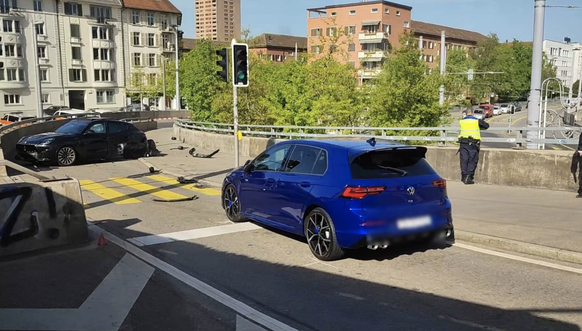 Zwei junge Männer krachten mit einem gestohlenen Maserati auf der Hardbrücke in ein anderes Auto. Sie flüchteten vor der Polizei.