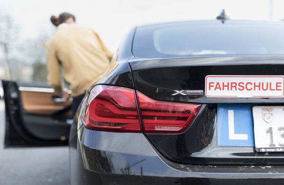 ZU EINER FAHRSTUNDE DER FAHRSCHULE FINOCCHIO STELLEN WIR IHNEN HEUTE, DONNERSTAG, 12. APRIL 2018, FOLGENDES NEUES BILDMATERIAL ZUR VERFUEGUNG --- A learner driver gets into a car of the driving school ...