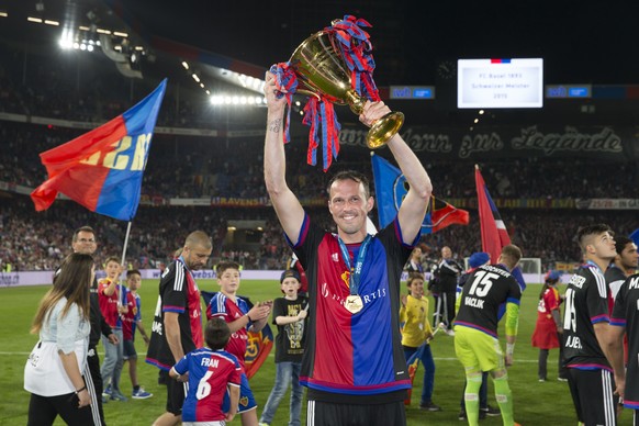 Marco Streller jubelt mit dem Meisterschaftspokal nach dem Fussball Meisterschaftsspiel der Super League zwischen dem FC Basel und dem FC St. Gallen im Stadion St. Jakob-Park in Basel, am Freitag, 29. ...