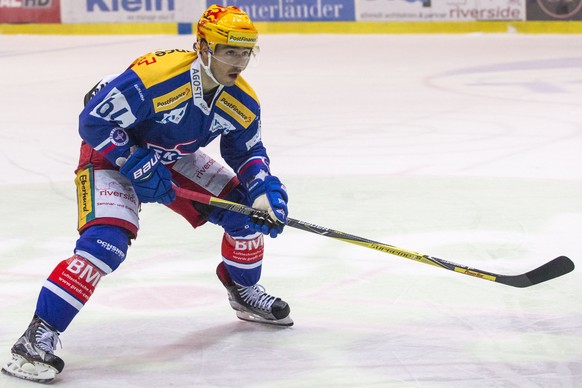 EHC Kloten Stuermer Denis Hollenstein waehrend dem Eishockey-Meisterschaftsspiel der National League zwischen dem EHC Kloten und dem EV Zug am Dienstag, 24. Oktober 2017, in Kloten. (PPR/Patrick B. Kr ...