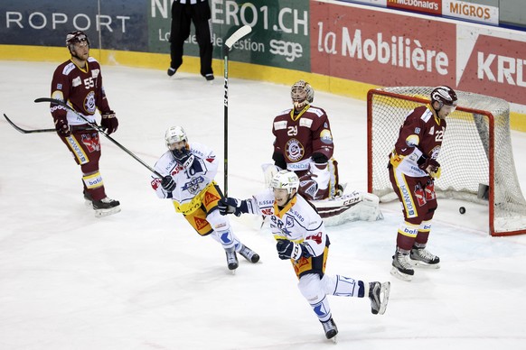 Zug&#039;s players forward Dominic Lammer, 2nd left, and forward Sven Senteler, 2nd right, celebrate the goal of their teammate past Geneve-Servette&#039;s players defender Daniel Vukovic, left, goalt ...