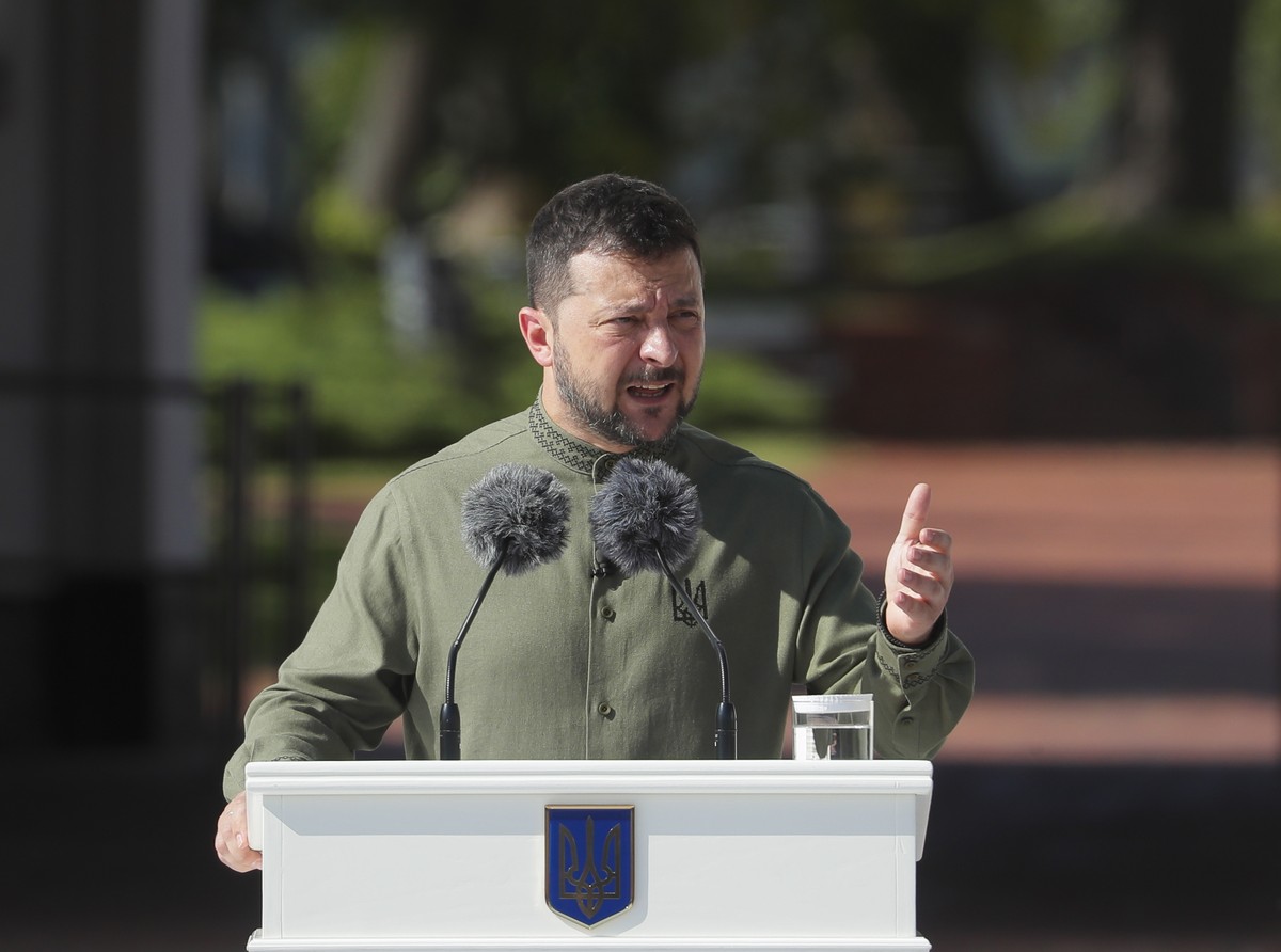 epaselect epa10817361 Ukrainian President Volodymyr Zelensky delivers his speech during Ukraine's Independence Day celebrations at St. Sophia Square in Kyiv, Ukraine, 24 August 2023. Ukrainians m ...
