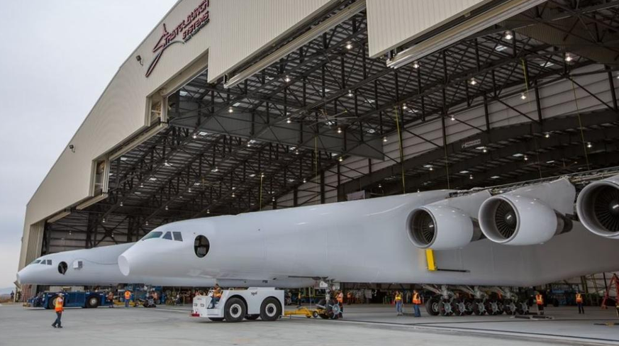 Die Stratolaunch steht auf 28 Rädern und hat eine Spannweite von 117 Metern. Angetrieben wird sie von sechs grossen Passagierflugzeug-Triebwerken.