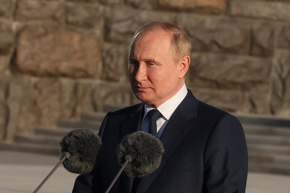 epa10044277 Russian President Vladimir Putin gives a speech standing in front of the monument 'Fatherland, Valor, Honor' outside of the Foreign Intelligence Service of the Russian Federation (SVR), in Moscow, Russia, 30 June 2022.  EPA/MIKHAIL METZEL/SPUTNIK/KREMLIN POOL MANDATORY CREDIT