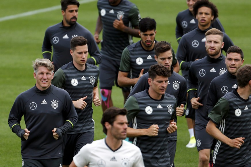 Deutsche Lockerheit im Training. Auch bei Bastian Schweinsteiger (unten links), der noch nicht im Vollbesitz seiner Kräfte ist.