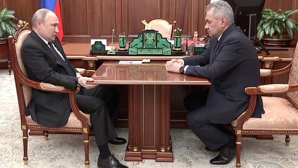 Was hat Putin vor: Ein Gespräch zwischen dem russischen Präsidenten und dem Verteidigungsminister Sergei Schoigu wurde im Fernsehen gezeigt.