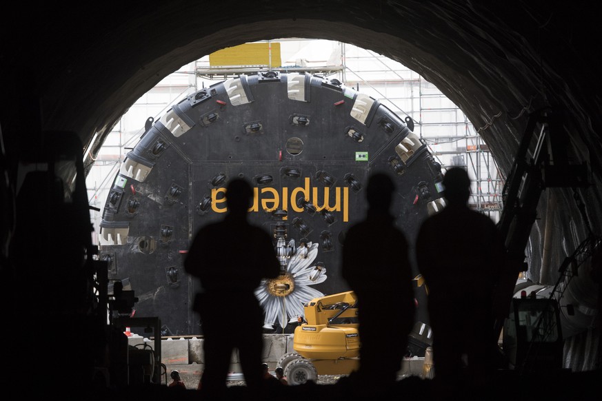 Eine Tunnelbohrmaschine wird für einen Medienanlass beim Bözbergtunnel aufgebaut, Februar 2017.
