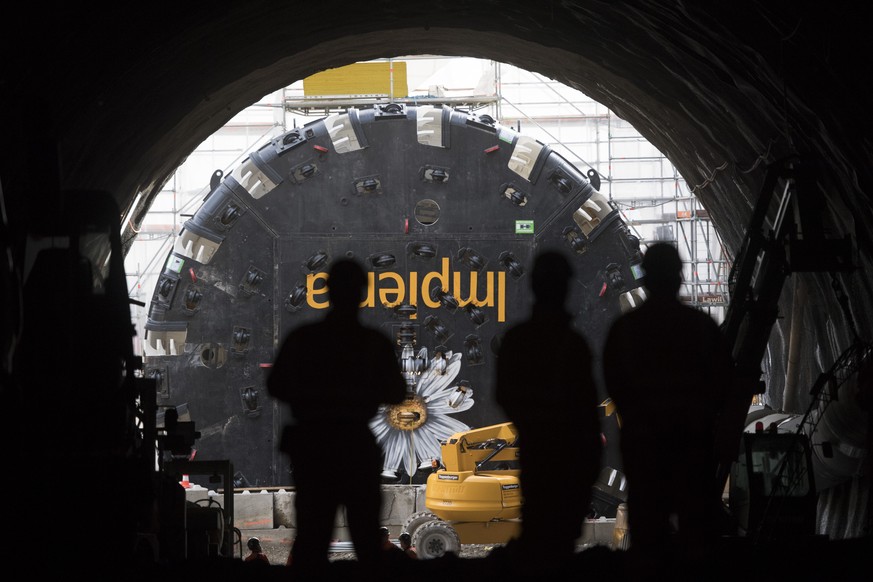 ARCHIVBILD ZUM KEYSTONE-SDA ARTIKEL HALBJAHRESERGEBNIS IMPLENIA - Die Tunnelbohrmaschiene wird zur Zeit zusammengebaut anlaesslich eines Medienrundganges auf der Baustelle des Boezbergtunnel Neubau be ...