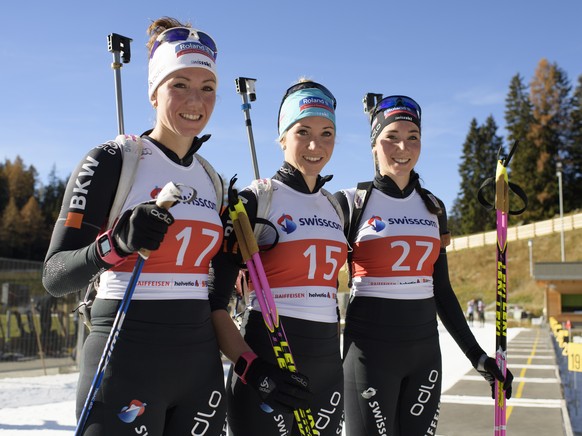 Die Schweizer Biathletinnen Selina, Elisa und Aita Gasparin, von links, aufgenommen im Rahmen eines Trainings des Swiss-Ski Biathlon-Team, am Dienstag, 1. November 2016, in Lenzerheide. (KEYSTONE/Gian ...