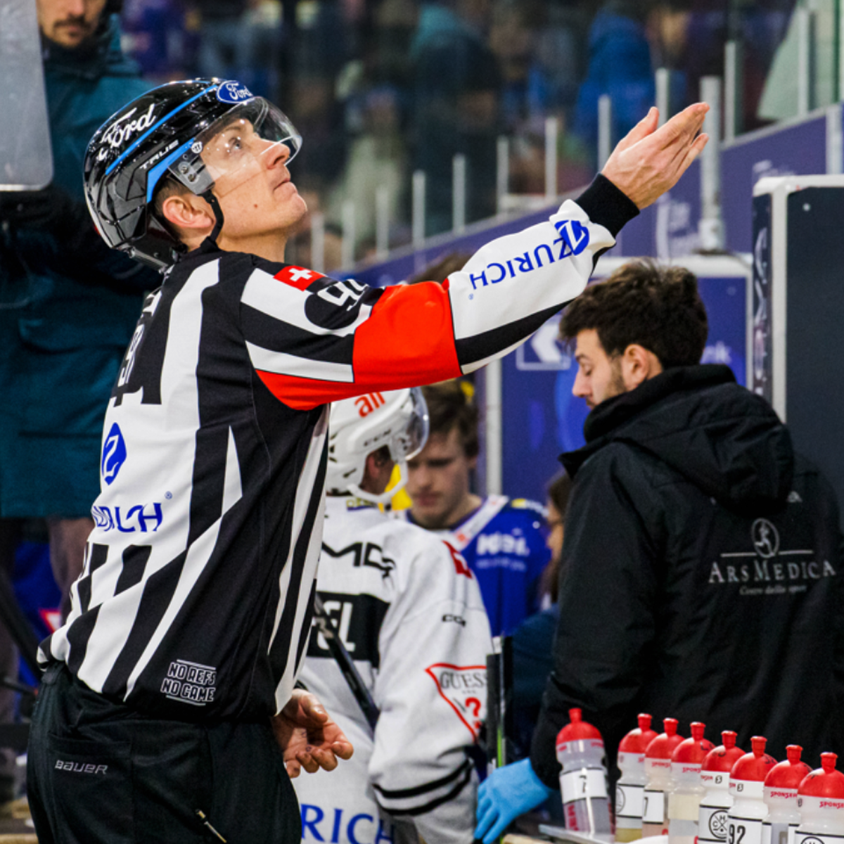 IMAGO / dieBildmanufaktur

Headschiedsricher 91 Daniel Stricker gibt in einer Drittelspause den Matchpuck einem Zuschauer. (Kloten, Schweiz, 23.12.2022) Eishockey *** Head referee 91 Daniel Stricker g ...