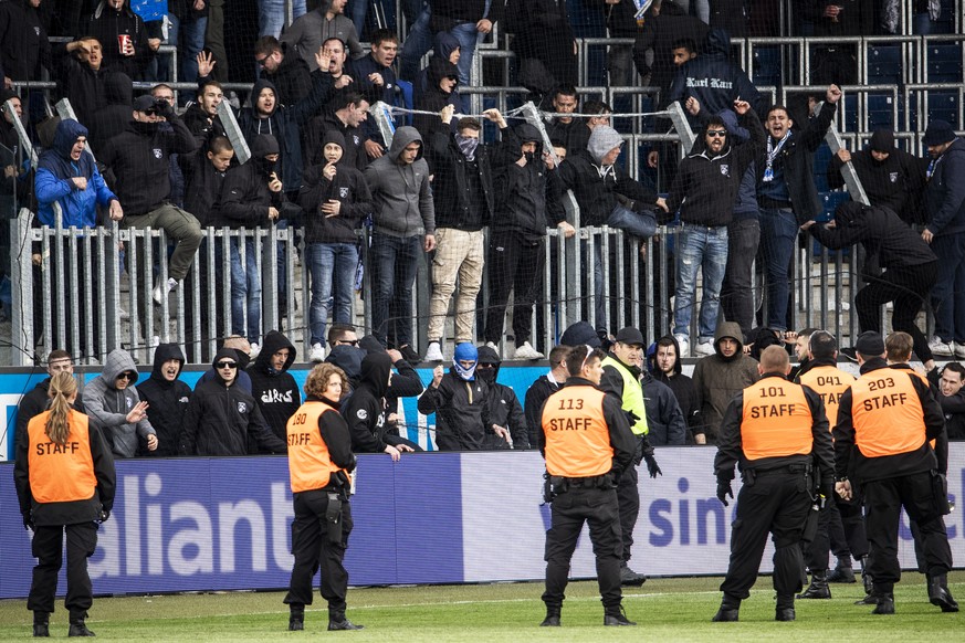 GC Fans unterbrechen das Fussball Meisterschaftsspiel der Super League zwischen dem FC Luzern und dem Grasshopper Club Zuerich in der Swissporarena, am Sonntag, 12. Mai 2019 in Luzern. (KEYSTONE/Alexa ...