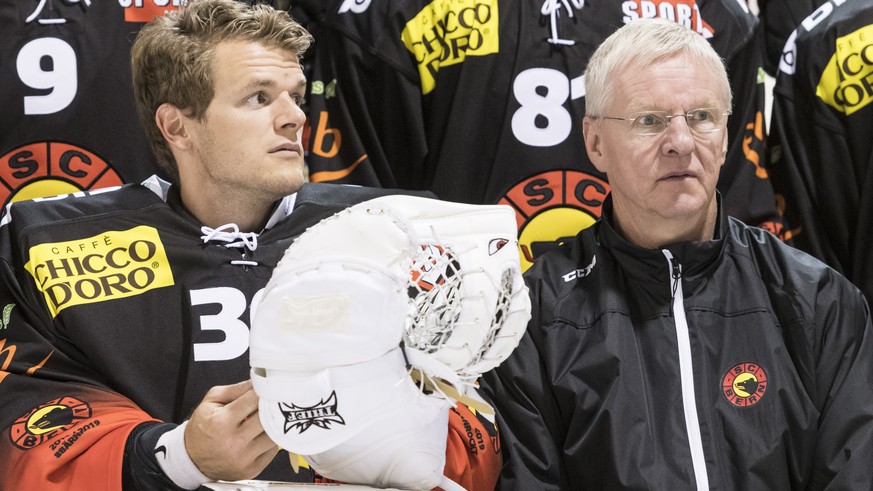 SC Bern Cheftrainer Kari Jalonen, rechts, und Goalie Leonardo Genoni sitzen beim Gruppenbild nebeneinander, am Dienstag, 14. August 2018 vor dem Training in Bern. (KEYSTONE/Alessandro della Valle)