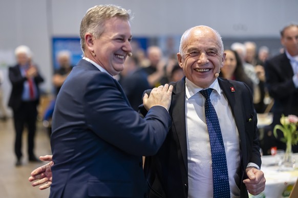 Parteipraesident Marco Chiesa, links, verabschiedet Alt Bundesrat Ueli Maurer an der Delegiertenversammlung der SVP Schweiz am Samstag, 28. Januar 2023 in Buelach. (KEYSTONE/Michael Buholzer)