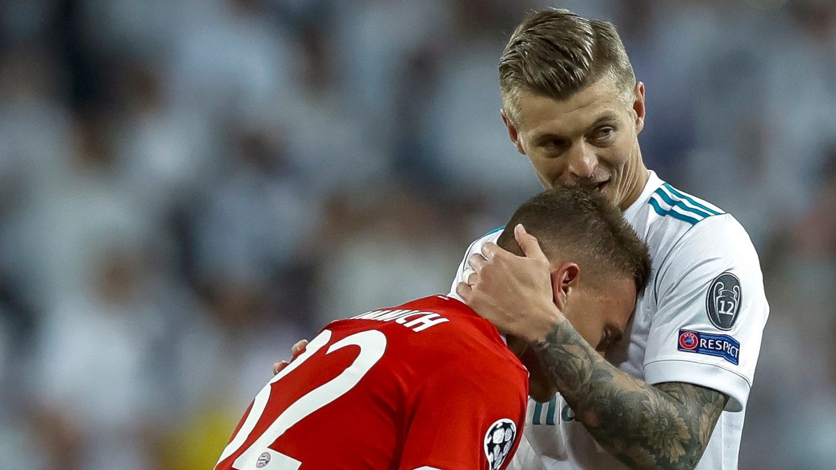 epa06705487 Real Madrid's Toni Kroos (R) consoles Bayern Munich's Joshua Kimmich (L) after the UEFA Champions League semi finals second leg match between Real Madrid and Bayern Munich at San ...