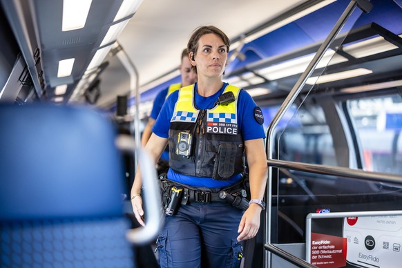Eine Polizistin der Transportpolizei der SBB mit einer Bodycam auf Patrouille in einem Zug am Zuercher Hauptbahnhof, aufgenommen am Donnerstag, 29. August 2024 in Zuerich. Die SBB fuehren ab September ...