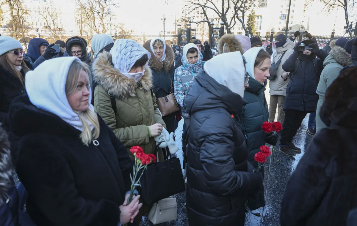 Il y en a de plus en plus : aujourd'hui, plusieurs centaines de femmes, des fleurs à la main, exigent que leurs maris soldats rentrent chez eux.