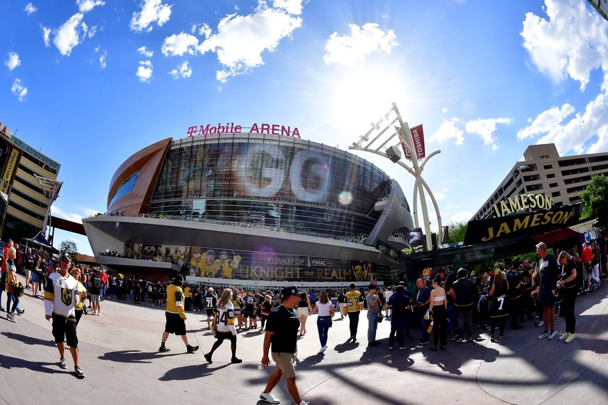 NHL, Eishockey Herren, USA Stanley Cup Final-Florida Panthers at Vegas Golden Knights Jun 5, 2023 Las Vegas, Nevada, USA Spectators gather outside T-Mobile Arena before game two of the 2023 Stanley Cu ...