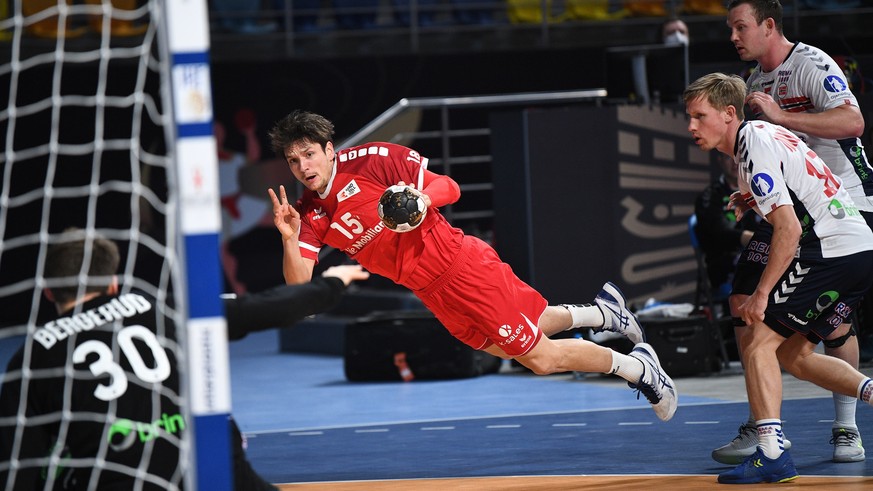 epa08942619 Switzerland&#039;s Nicolas Raemy (C) in action during the match between Switzerland and Norway at the 27th Men&#039;s Handball World Championship in Giza, Egypt, 16 January 2021. EPA/Anne- ...