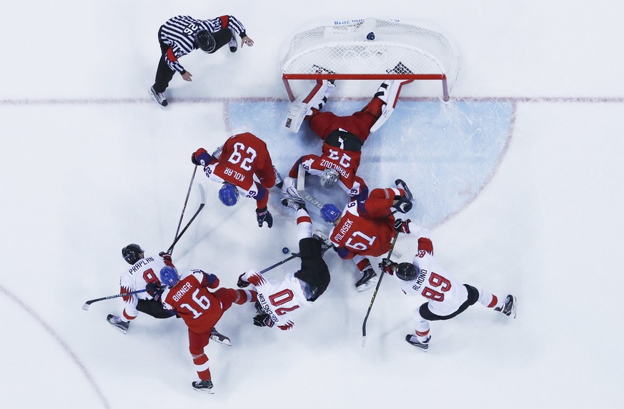 epa06538745 Players of Switzerland (white shirts) and Czech Republic fight for the puck in front of goalkeeper Pavel Francouz of Czech Republic during the men&#039;s Ice Hockey preliminary round match ...