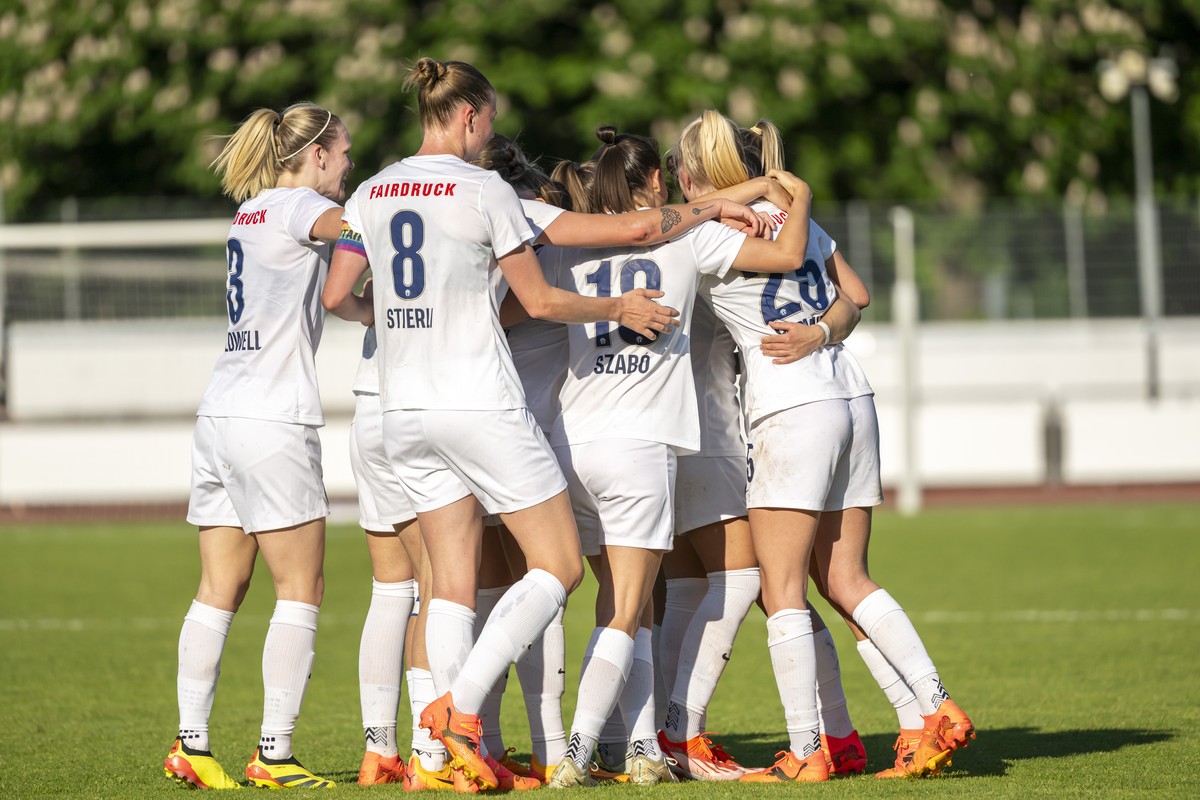Zuerichs Spielerinnen jubeln nach dem Tor zum 0:1 im Fussball Playoff Halbfinal Hinspiel der Women�s Super League zwischen dem FC Basel 1893 und dem FC Zuerich im Leichtathletikstadion St. Jakob, in B ...