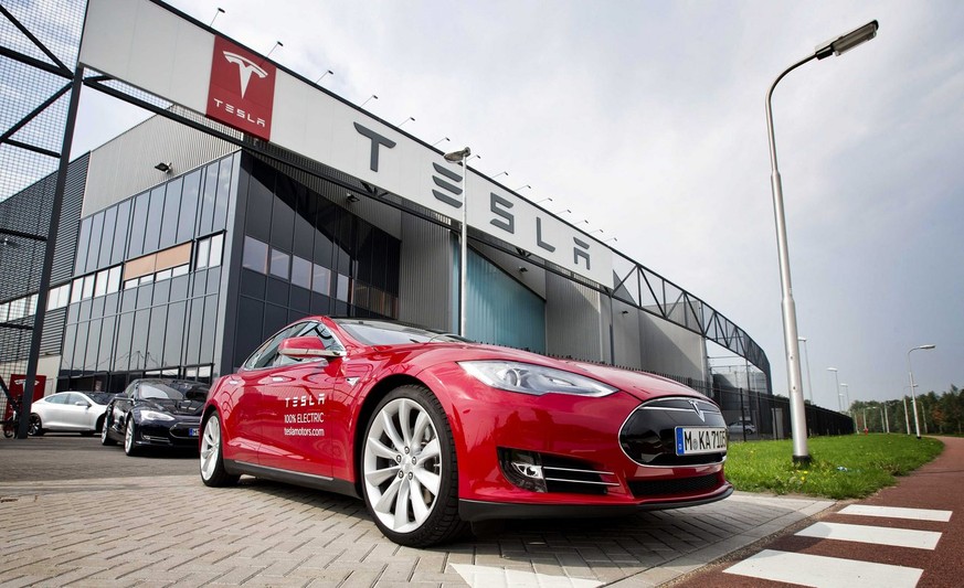 epa03833708 A Tesla car during the opening of Tesla Motors in Tilburg, The Netherlands, 22 August 2013. The American car manufacturer assembles the fully electric cars for the European market in this  ...