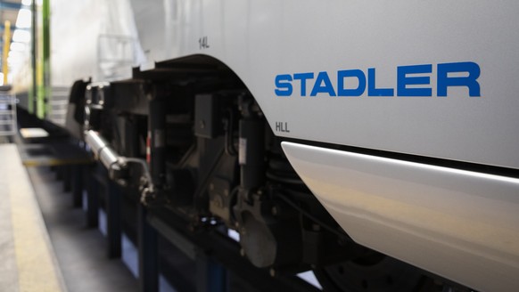 Das Logo der Firma Stadler Rail auf dem Zug Mika der BLS, am Dienstag, 4. Mai 2021, in Bern. Ab dem 10. Mai 2021 verkehren die ersten der 58 neuen Zuege auf der Strecke Bern - Neuenburg. (KEYSTONE/Pet ...