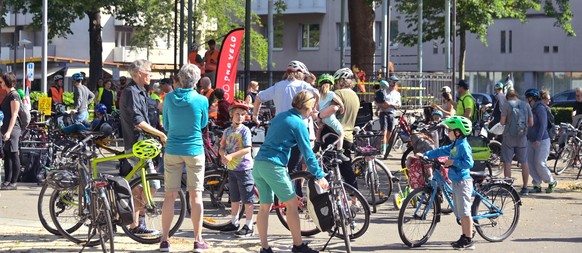 Teilnehmer an einer Protestaktion des Aktionsbuendnisses Kidical Mass fuer besser ausgebaute und sichere Velowege in der Schweiz, am Samstag, 14. Mai 2022, in Basel. Bei der Umsetzung des neuen Velowe ...