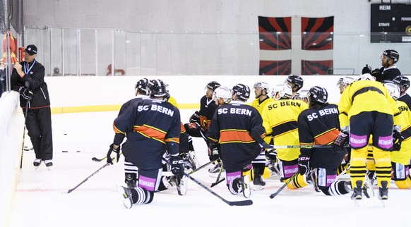 Die Spieler des SC Bern verfolgen die Anweisungen des Headcoach Kari Jalonen, links, beim zweiten Eistraining der neuen Saison, am Montag, 2. August 2016, in der Postfinance Arena in Bern. (KEYSTONE/M ...