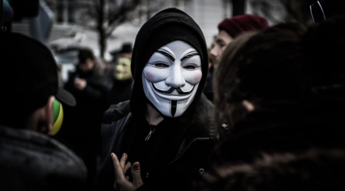 Mort de Nahel: Anonymous menace de s'en mêler. Une plainte a été déposée lundi après la fuite de données personnelles de 1121 magistrats par des pirates, suite aux émeutes après la mort de Nahel.