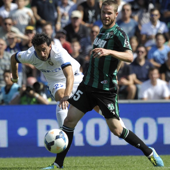 Als Spieler von Sassuolo versuchte Rossini 2013 vergeblich, Inter-Angreifer Diego Milito am Schuss zu hindern.