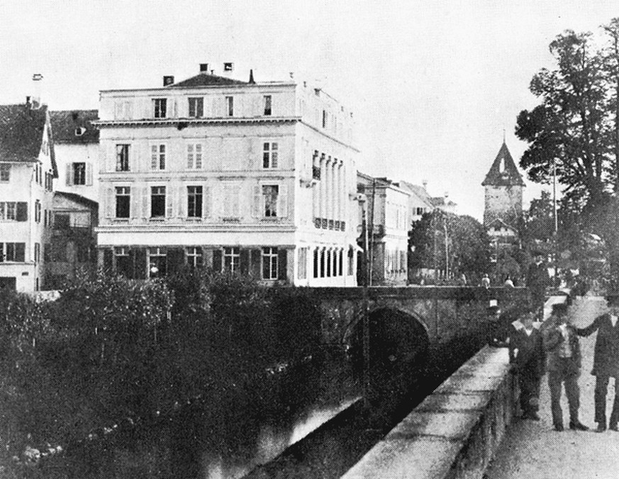 Bahnhofstrasse 1855: Blick vom Fröschengraben zum Paradeplatz. 1864 wurde der Fröschengraben aufgefüllt, um der geplanten Bahnhofstrasse Platz zu machen, im Hintergrund der «Kratzturm» der ebenfalls a ...
