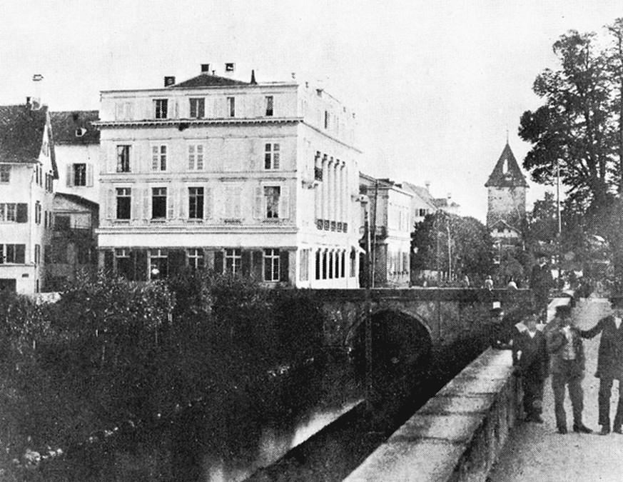 Bahnhofstrasse 1855: Blick vom Fröschengraben zum Paradeplatz. 1864 wurde der Fröschengraben aufgefüllt, um der geplanten Bahnhofstrasse Platz zu machen, im Hintergrund der «Kratzturm» der ebenfalls a ...