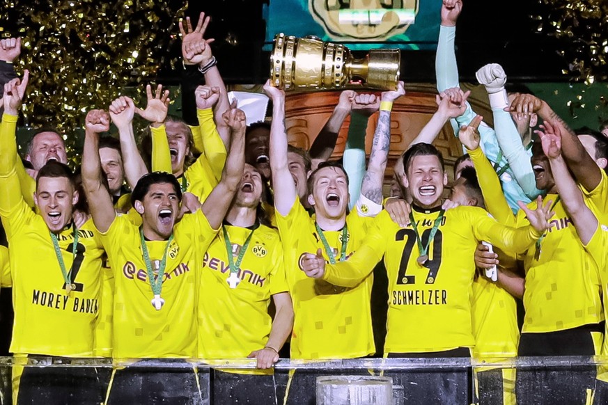 REUS Marco Kapitaen Team BVB bei der Siegerehrung bei der Siegerehrung mit dem DFB Pokal DFB Pokal Finale 2021 im Olympiastadion in Berlin RB Leipzig - BVB 1 : 4 am 13.Mai 2021 in Berlin DFL REGULATIO ...