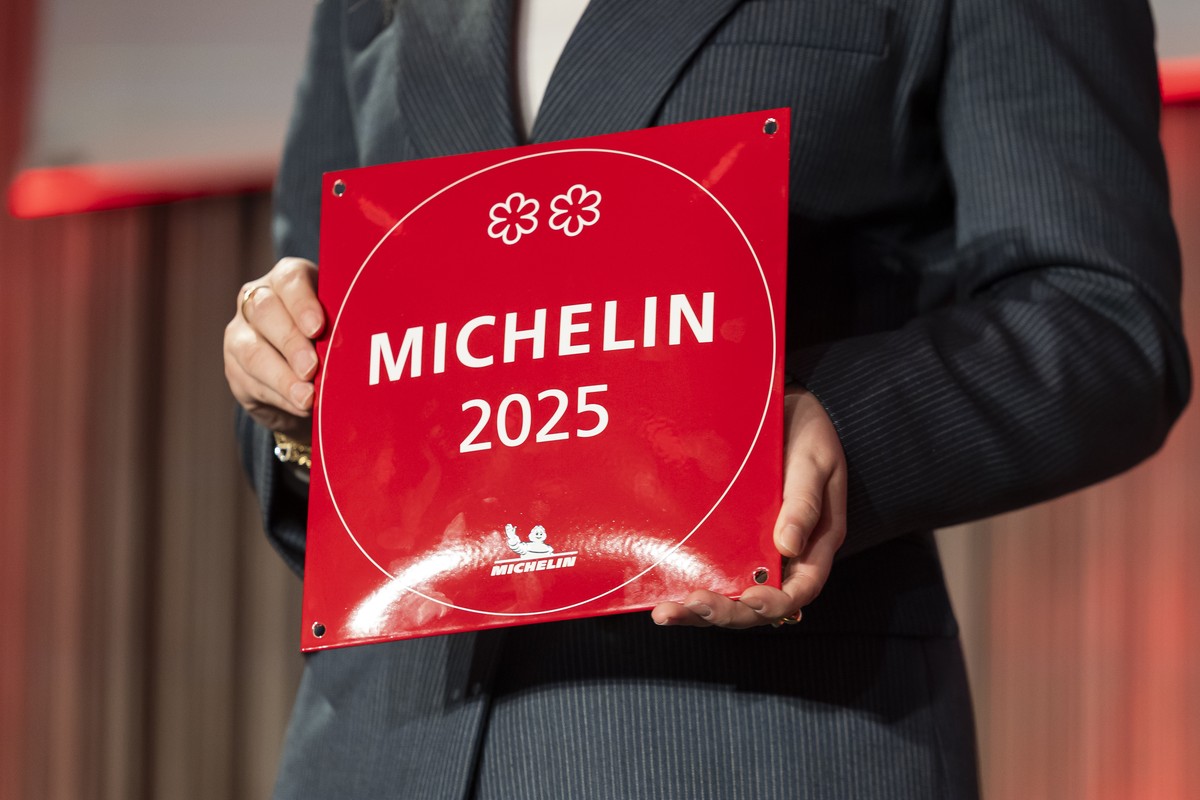 La plaque "Michelin 2025" photographiee lors de la ceremonie pour l'annonce de la selection des restaurants 2025 par le guide Michelin Suisse, ce lundi, 20 octobre 2025 a l'Ecole H ...