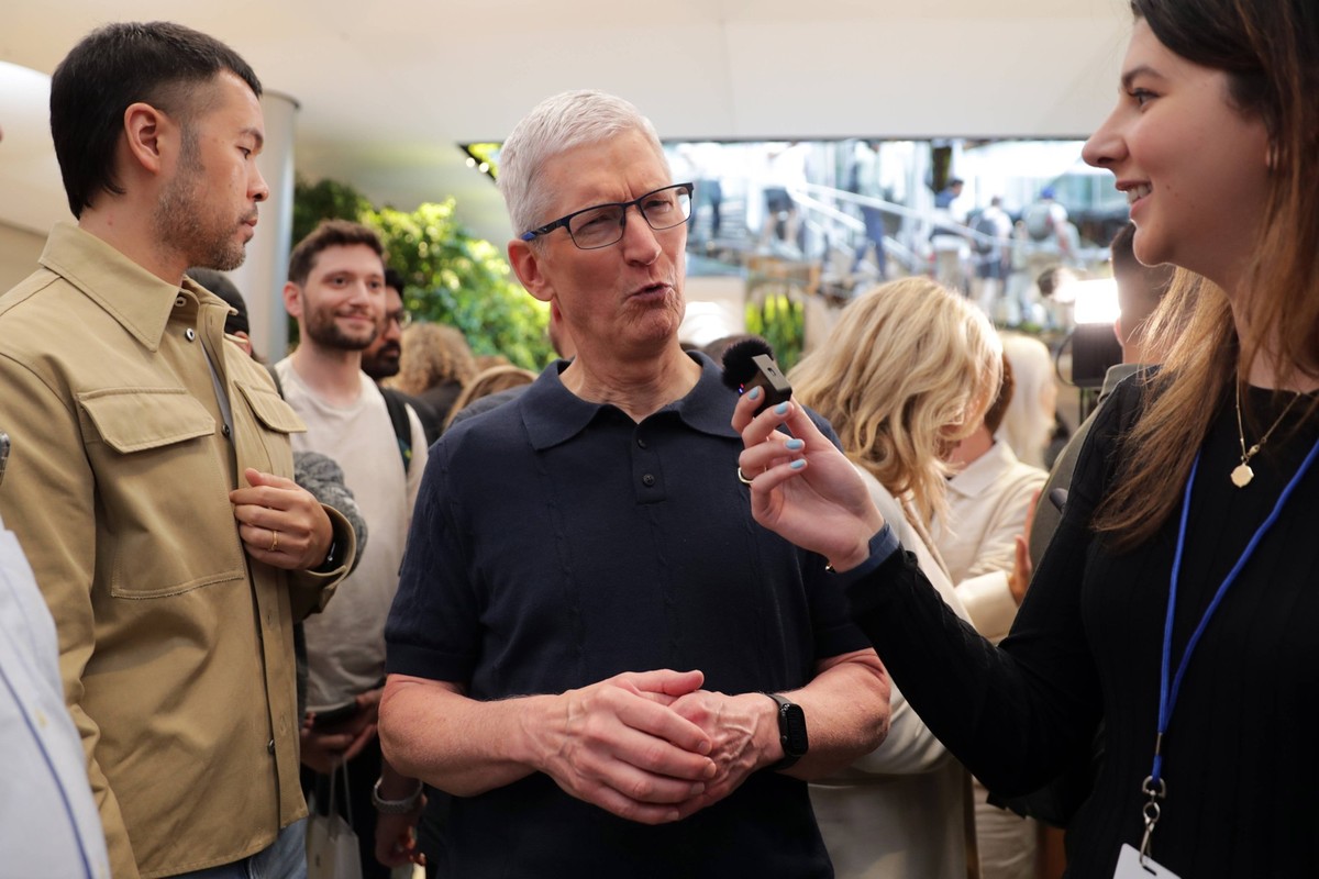 September 20, 2024, Ny, USA: New York, USA, September 20, 2024: Apple CEO Tim Cook and Apple SVP RetailPeople Deirdre O Brien open the doors at the grand reopening of Apple s flagship Apple Fifth Aven ...