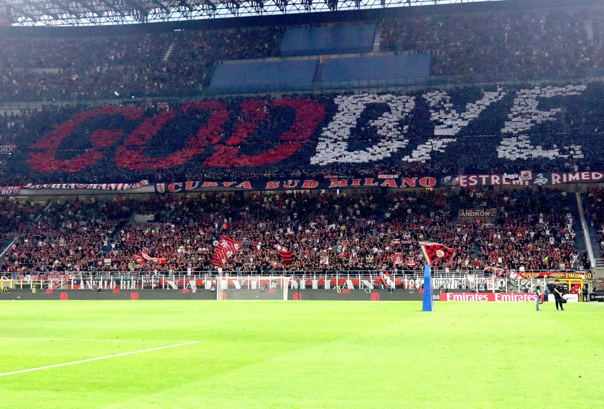 epa10673307 Milan���s supporters display a banner in honor of Zlatan Ibrahimovic, who is leaving the club, during the Italian serie A soccer match between AC Milan and Hellas Verona, at Giuseppe Meazz ...