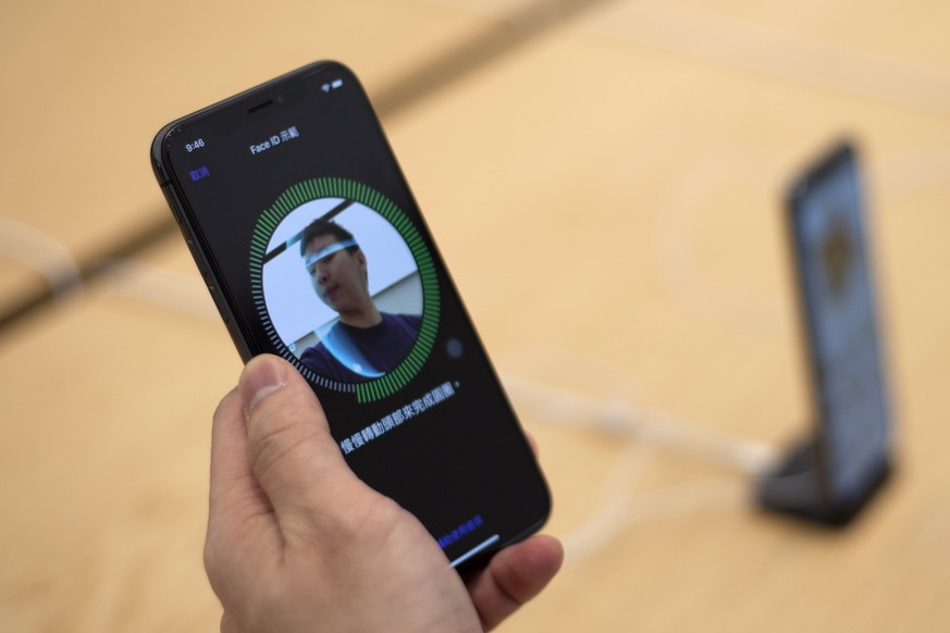 epa06305140 A Taiwanese tests the Apple iPhone X face ID in Taipei, Taiwan, 03 November 2017. Apple&#039;s new iPhone X goes on sale in more than 55 countries and territories on 03 November. EPA/RITCH ...