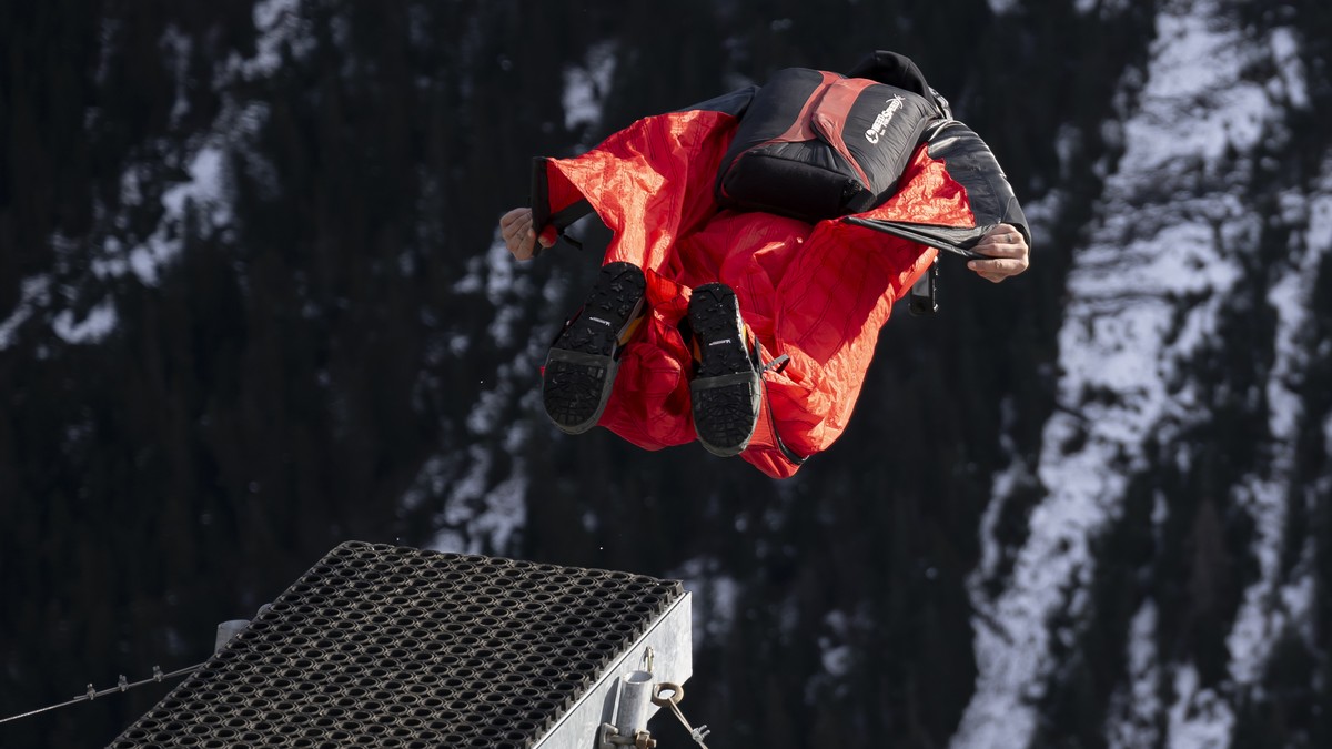 Base-Jumper-st-rzt-in-Waadtl-nder-Alpen-in-den-Tod