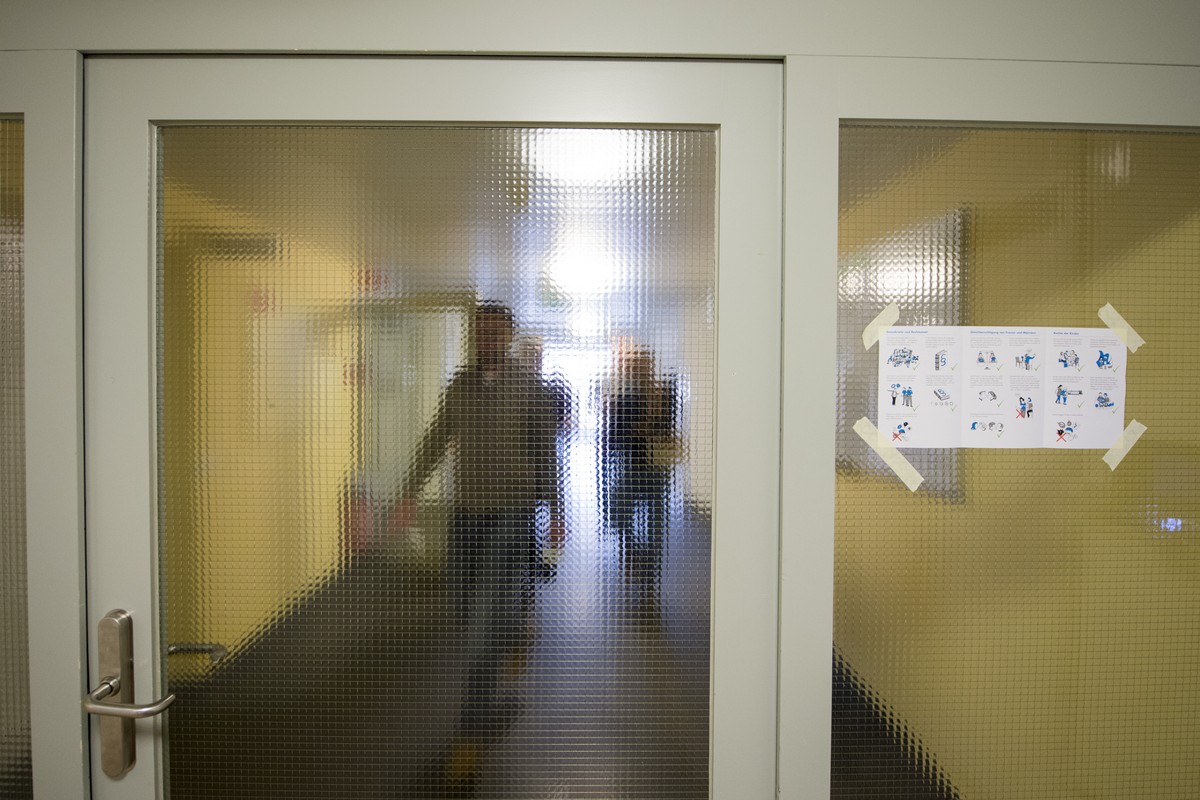 Bewohner des Asylzentrums Hirschpark in Luzern werden in einem Kurs ueber die "Grundregeln fuer das Zusammenleben" in der Schweiz informiert, anlaesslich eines Medienanlasses im Asylzentrum  ...