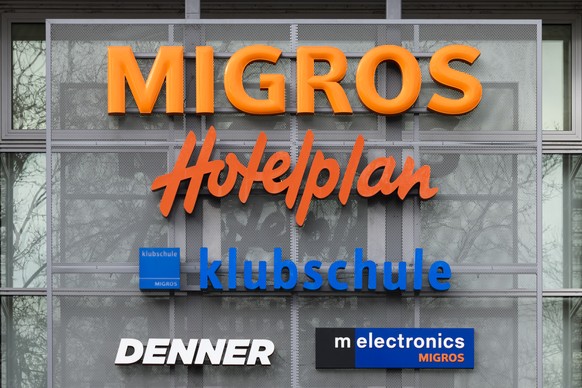 Logos der Migros, von Hotelplan, Klubschule, Denner und Melectronics am Migros Hauptsitz am Limmatplatz, aufgenommen am Freitag, 2. Februar 2024 in Zuerich. Der Detailhandelskonzern sucht neue Besitze ...