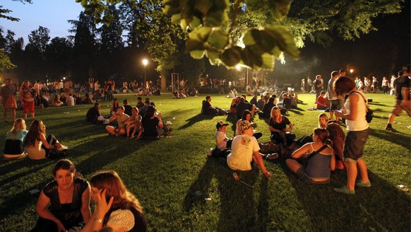 Menschen geniessen den warmen Sommerabend im Stadtpark am Albanifest am Samstag, 26. Juni 2010 in Winterthur. (KEYSTONE/Alessandro Della Bella)