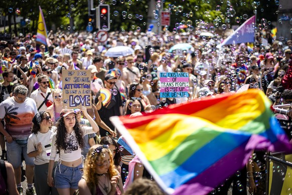 KEYPIX - People take part in the Zurich Pride parade in Zurich, Switzerland, on Saturday, June 21, 2025. (KEYSTONE/Michael Buholzer)