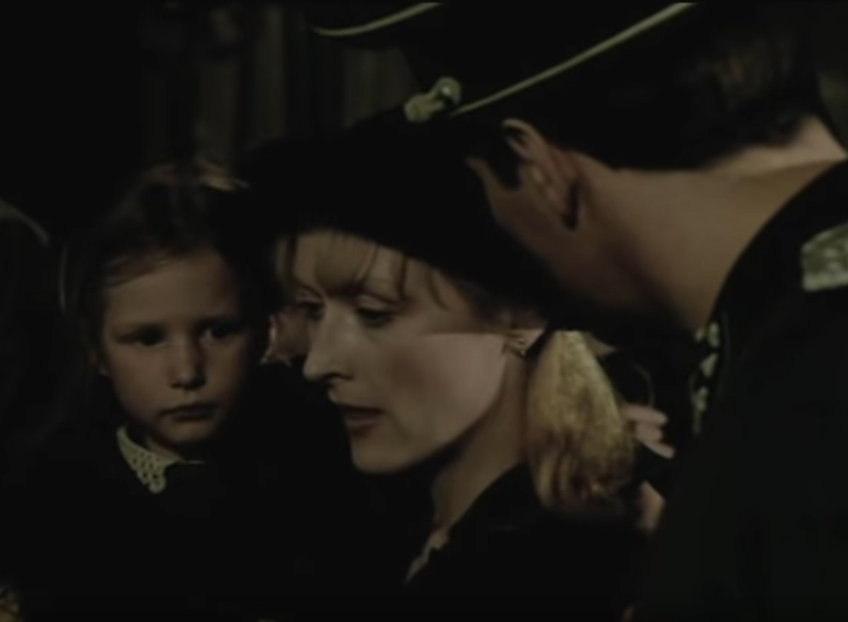 Videostill aus «Sophies Entscheidung» («Sophie's Choice»)
https://www.youtube.com/watch?v=DZ9bht5H2p4