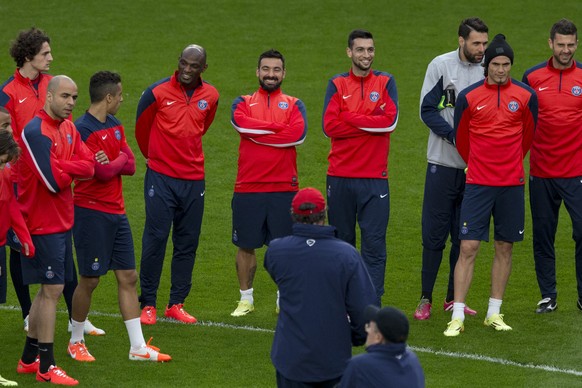 Paris Saint-Germain's manager Laurent Blanc, center bottom red cap, speaks to his players including Alex, second left, Ezequiel Lavezzi, fifth left, Javier Pastore, sixth left, and Edinson Cavani, eig ...
