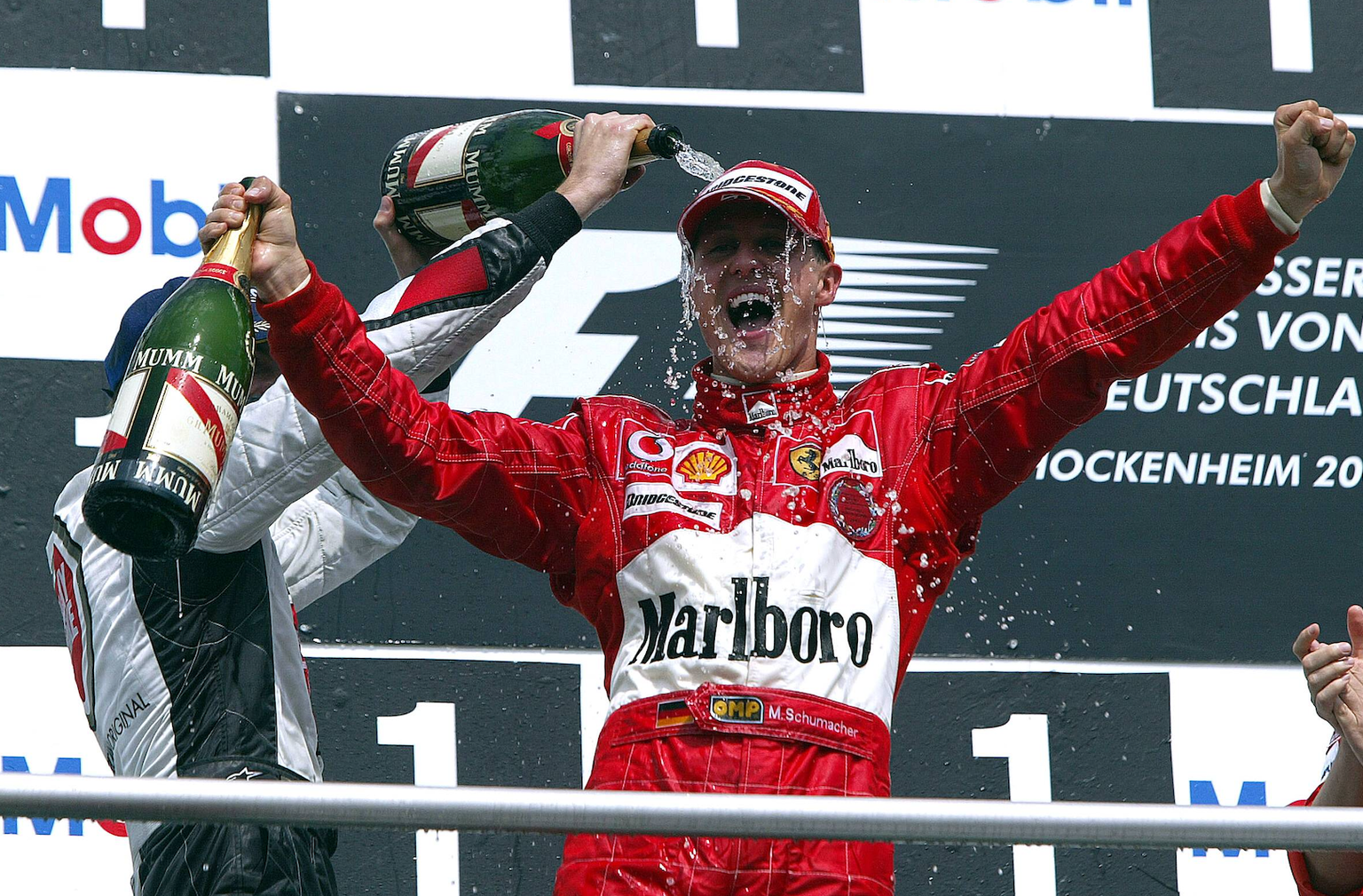 Siegerehrung nach dem GP von Deutschland auf dem Hockenheimring 2004: Jenson Button (England / BAR-Honda, li.) übergiesst Sieger Michael Schumacher (Deutschland / Ferrari) mit Sekt Motorsport Grand Pr ...