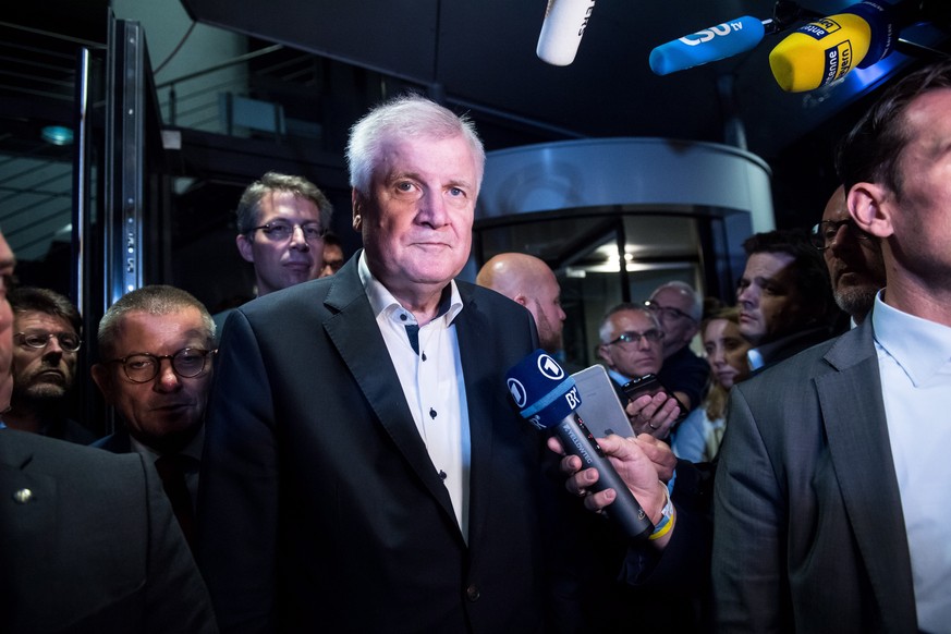 epa06856959 German Interior Minister Horst Seehofer speaks after a leaders meeting of the Christian Social Union (CSU) party to the media in Munich, Germany, 02 July 2018. The Christian Democratic Uni ...