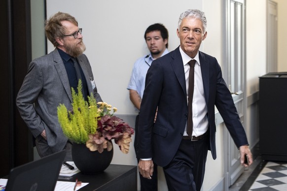 Bundesanwalt Michael Lauber, rechts, und Andre Marty, Kommunikation BA, erscheinen im Bundeshaus anlaesslich der Wahl durch die Bundesversammlung, am Mittwoch, 25. September 2019, in Bern. (KEYSTONE/P ...