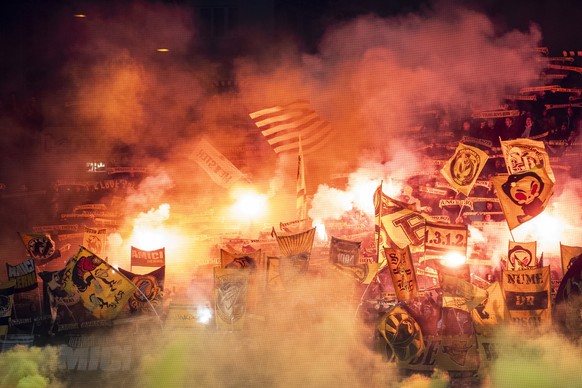 Die Berner Fans zuenden Pyros im Fussball Meisterschaftsspiel der Super League zwischen dem Grasshopper Club Zuerich und den BSC Young Boys im Letzigrund, am Samstag, 3. November 2018 in Zuerich. (KEY ...