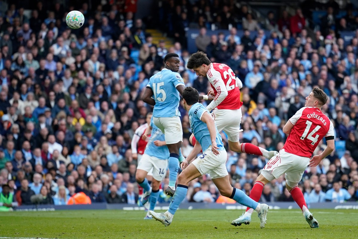 Arsenal's Kai Havertz misses a scoring chance during the English Premier League soccer match between Manchester City and and Arsenal, in Manchester, England, Sunday, April 19, 2026. (AP Photo/Dav ...